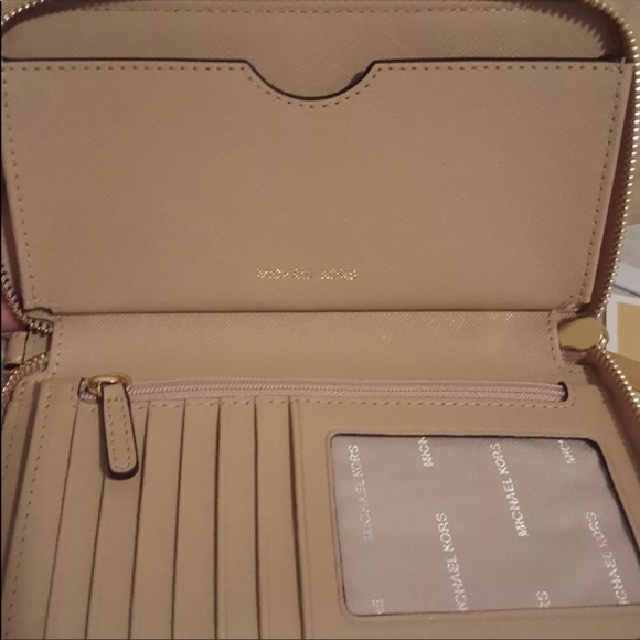 Michael Kors Wristlet/Wallet SOLD SOLD SOLD - Picture 2 of 2